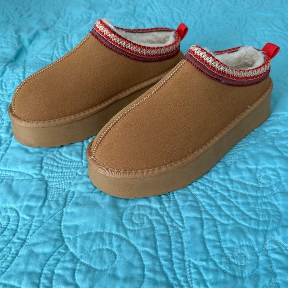 Cozy Tan Slip-On Slipper Shoes with Red Trim Women’s Size 38 - Picture 1 of 7